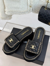 THICK-SOLED CHAIN HEART SLIPPER IN BLACK LAMBSKIN